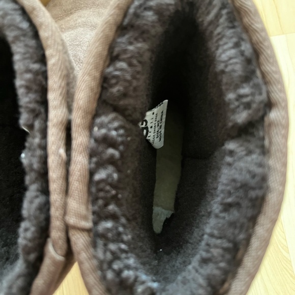 Ugg Classic Short Boots - Picture 3 of 5